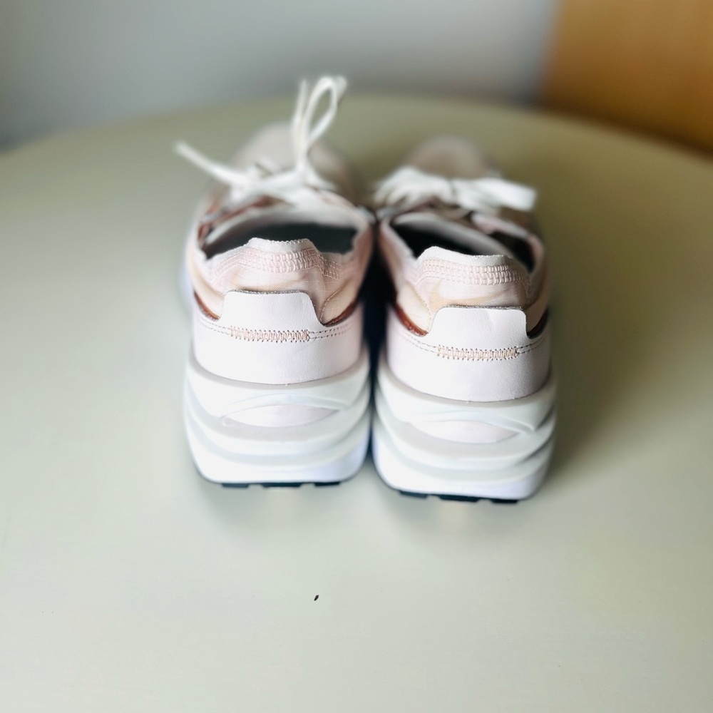 Nike Women's Waffle one essential casual Sneakers - Picture 4 of 7